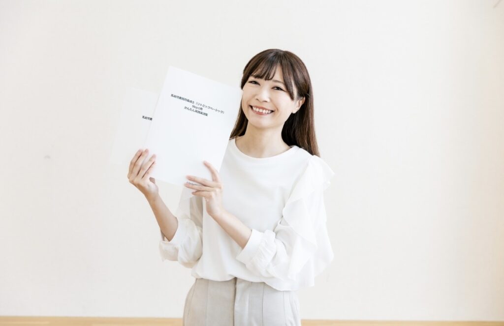 無線綴じ冊子を手に持ち嬉しそうな依頼者の様子